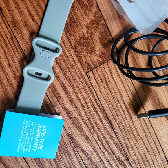 FITBIT VERSA 2 w/ New Charger, Case & Band - Picture 4 of 5